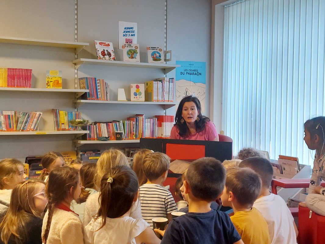 Après-midi conte du 4 décembre 2024 Caroline Zanolari à fait rêver et voyager une jolie assemblée